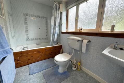BATHROOM .JPG