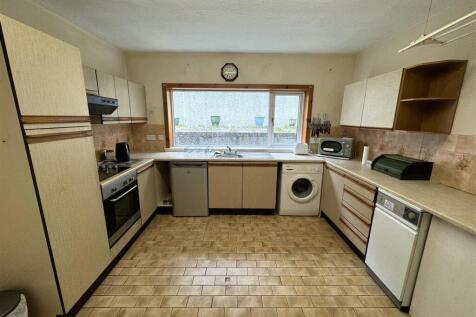 KITCHEN .JPG
