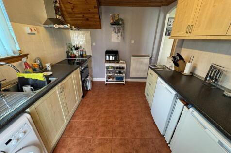 KITCHEN 2.JPG