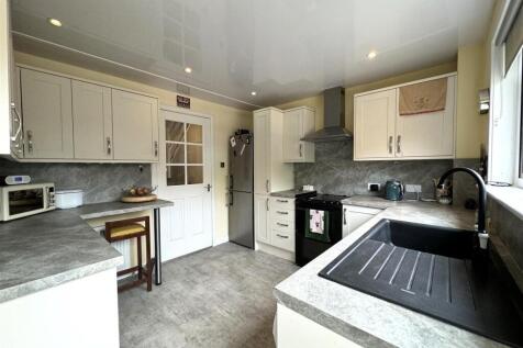 KITCHEN 2.JPG
