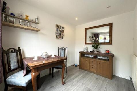 DINING ROOM 2.JPG