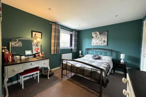 BEDROOM 1.JPG