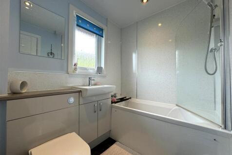 SHOWER ROOM.JPG