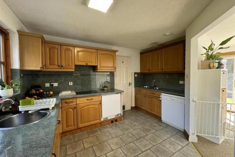 KITCHEN 2.JPG
