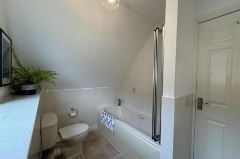 BATHROOM 1.JPG