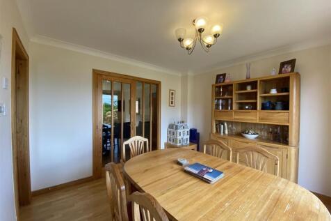 DINING ROOM 2.JPG