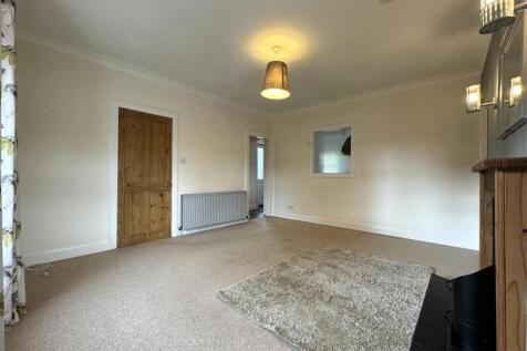 FAMILY ROOM 2.JPG