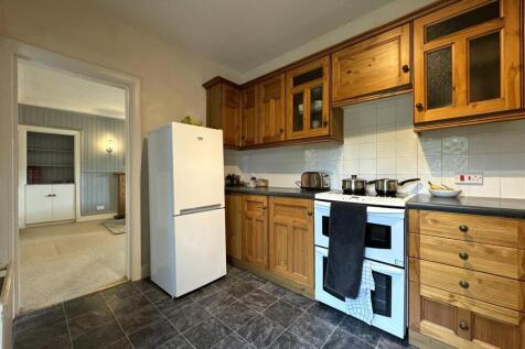 KITCHEN 2.JPG