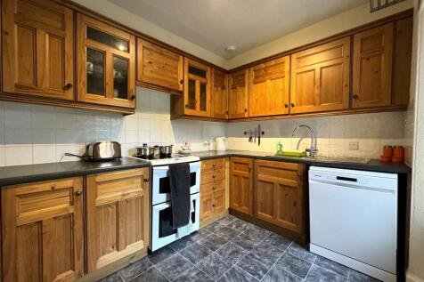 KITCHEN .JPG