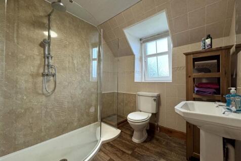 SHOWER ROOM.JPG