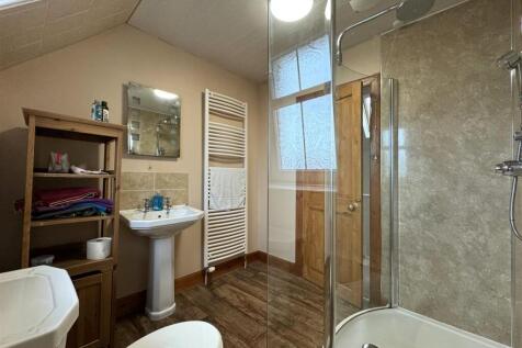 SHOWER ROOM 2.JPG