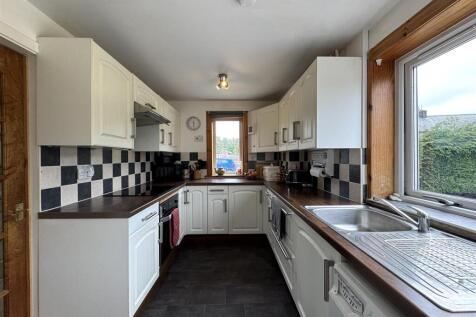 KITCHEN 2.JPG