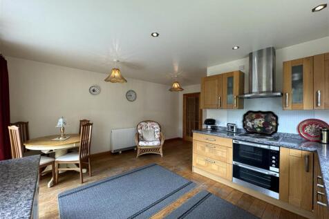 KITCHEN 3.JPG