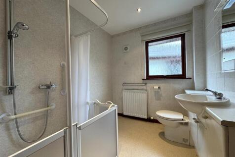 SHOWER ROOM.JPG