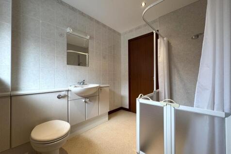 SHOWER ROOM 2.JPG