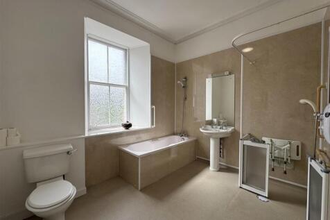 BATHROOM.JPG