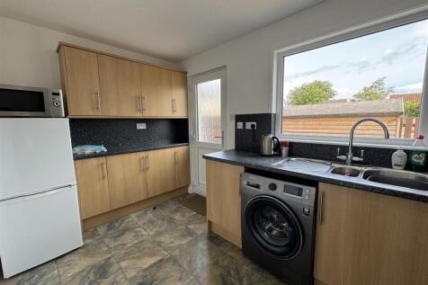 KITCHEN 2.JPG
