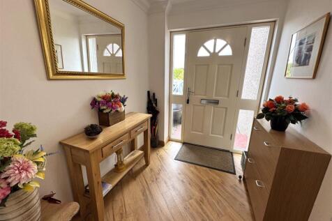 ENTRANCE HALLWAY.JPG