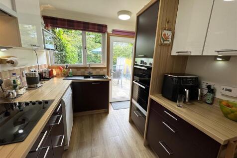 KITCHEN .JPG