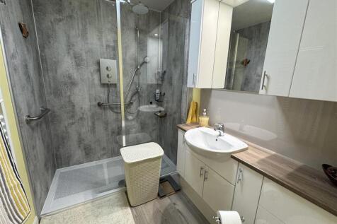 SHOWER ROOM.JPG
