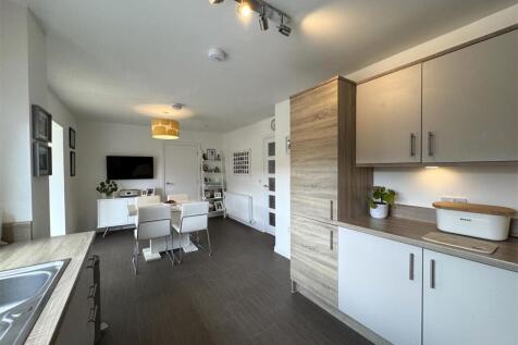 KITCHEN 2.JPG