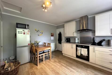 KITCHEN 2.JPG