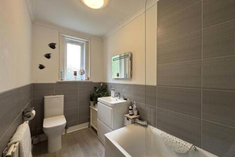 BATHROOM 1.JPG