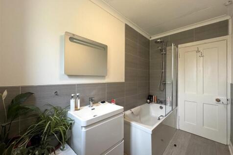 BATHROOM 2.JPG