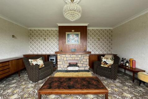 LOUNGE 2.JPG