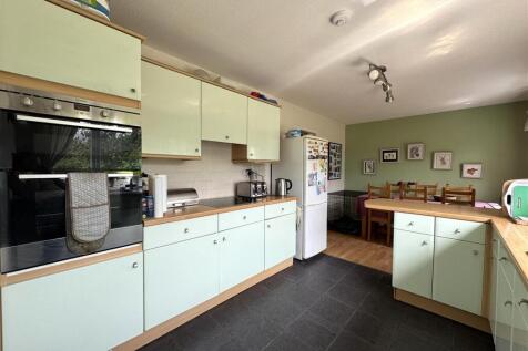 KITCHEN 2.JPG