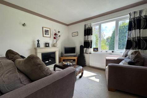 FAMILY ROOM 2.JPG