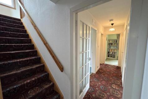 HALLWAY TO LANDING.JPG