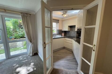 ENTRANCE TO KITCHEN .JPG
