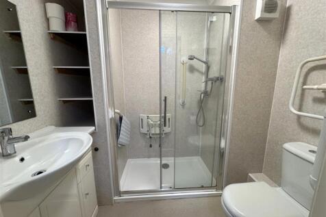 SHOWER ROOM .JPG