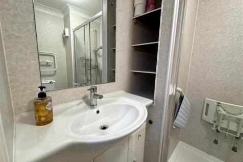 SHOWER ROOM 2.JPG