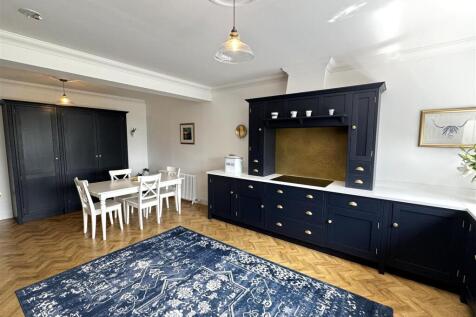 KITCHEN 2.JPG