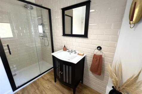 SHOWER ROOM.JPG