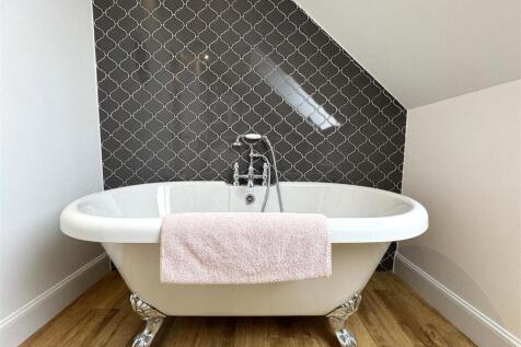 BATHROOM 2.JPG