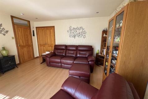 LOUNGE 2.JPG