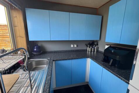 KITCHEN 1.JPG