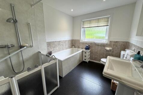 BATHROOM .JPG