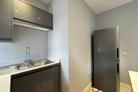KITCHEN 2.JPG