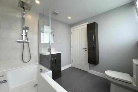 BATHROOM 2.JPG