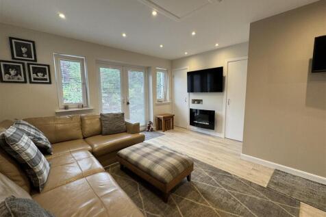 FAMILY ROOM 1.JPG