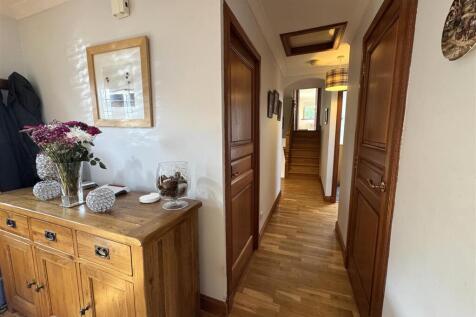 HALLWAY.JPG