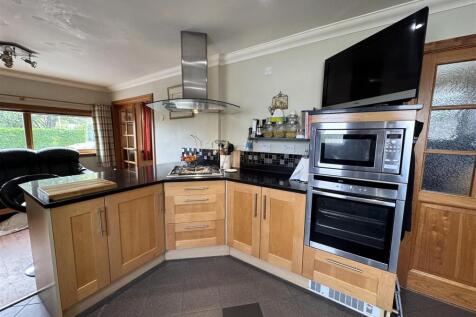 KITCHEN 2.JPG