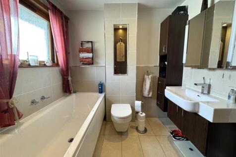 SHOWER ROOM .JPG