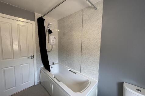BATHROOM 2.JPG