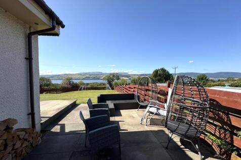 SIDE PATIO.JPG