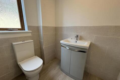 SHOWER ROOM 2.JPG